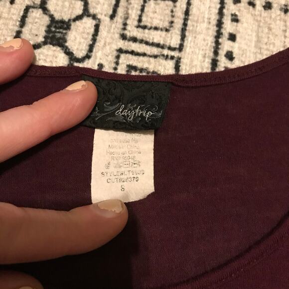 Daytrip sequins top size small short sleeved burgundy and gold - Picture 4 of 5